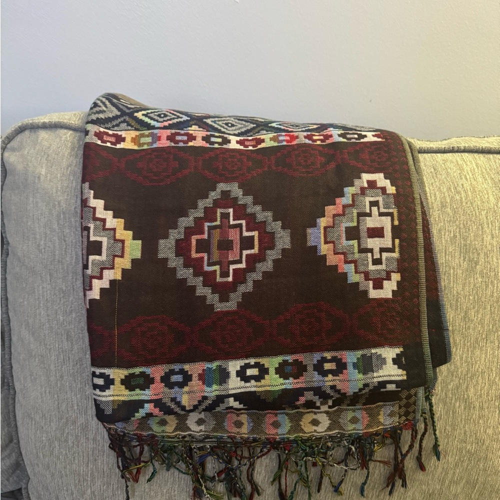Geometric Patterned shawl - Picture 3 of 5